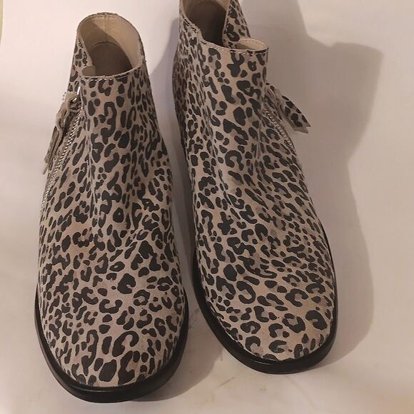 Dolce Vita Leopard Print Ankle Boots. Animal Print, Ankle Boots - Picture 3 of 13